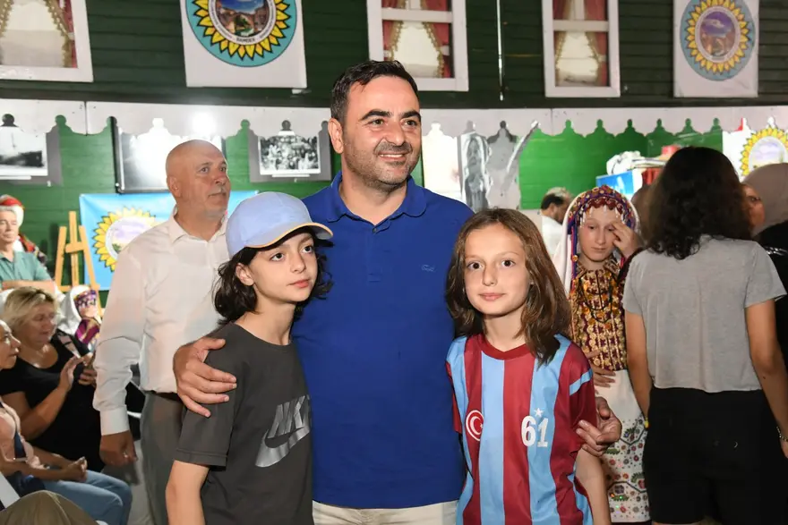 Takım formalı çocuklar Başkan Özlü'nün yanında poz veriyor
