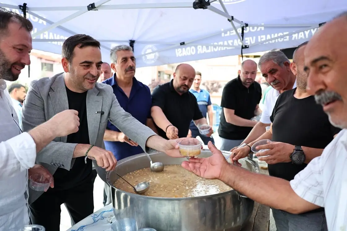 Başkan Özlü’den Pazar Esnafına ve Vatandaşa Aşure İkramı